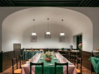 Ambassador Zlata Husa Hotel